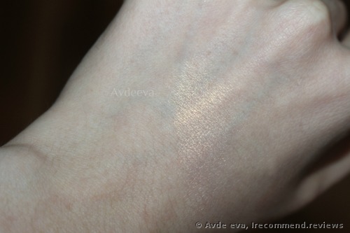 Jouer Cosmetics Powder Highlighter Rose Gold Collection. Swatches in the flashlight