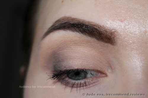 E.L.F primer is used here as an eyeshadow base
