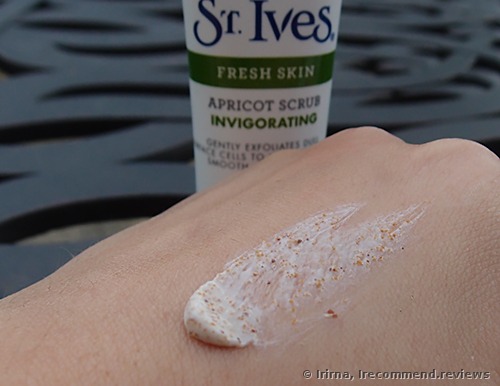 St.Ives  Naturally Clear Blemish and Blackhead Control Apricot Scrub
