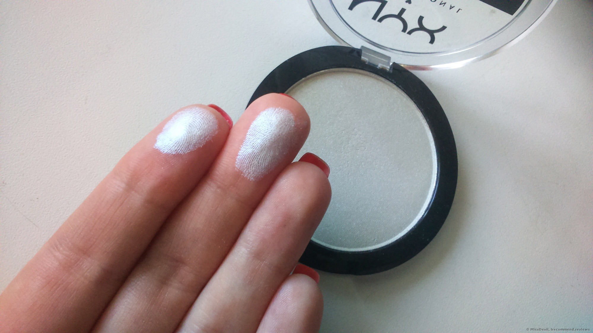 klima Mig selv Tryk ned NYX Duo Chromatic Illuminating Powder Highlighter - «Miss winter colors?  Wanna try something new? I've found the perfect product that gives a winter  ice glow to my skin! NYX Duo Chromatic Illuminating