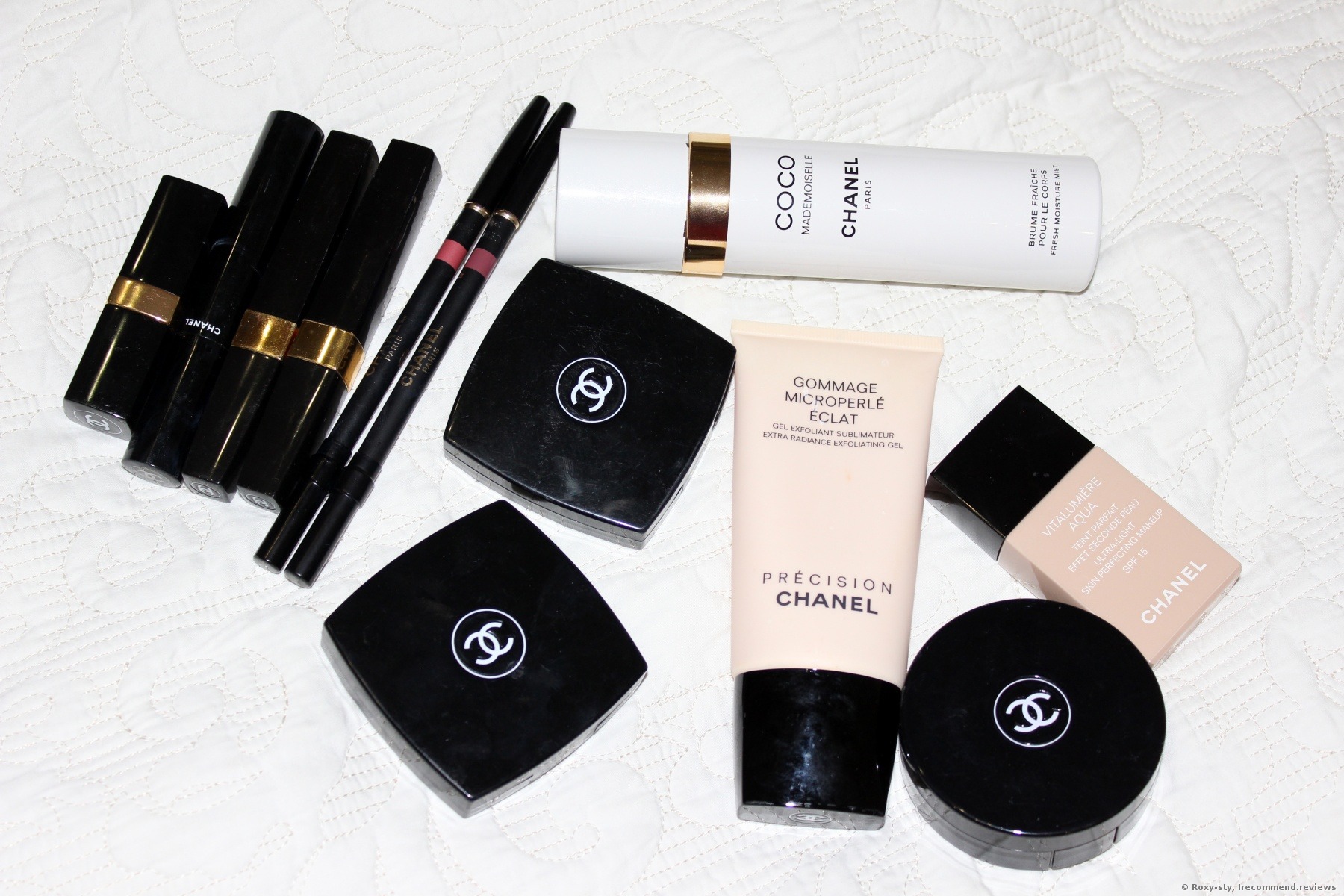 Chanel Vitalumiere Aqua Ultra-Light Skin Perfecting Sunscreen Makeup - «Chanel  Vitalumiere Aqua is it worth the money that costs? Who will fall for it? »